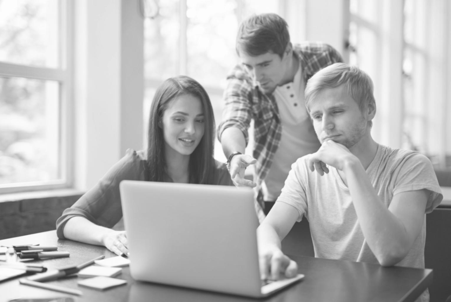 Estudiante organizando su espacio de aprendizaje flexible